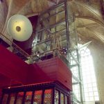 Van den Beemd maakt exclusieve glazen panorama liftschacht met RVS rotules in een oud Klooster. Luxeuze liftschacht in 5-sterren Kruisherenhotel Maastricht.