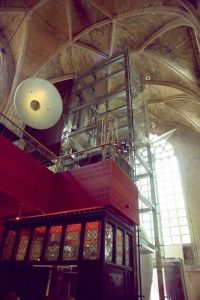 Van den Beemd maakt exclusieve glazen panorama liftschacht met RVS rotules in een oud Klooster. Luxeuze liftschacht in 5-sterren Kruisherenhotel Maastricht.