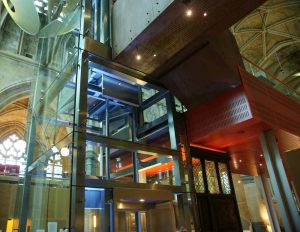 Luxeuze liftschacht in het kruisherenhotel in het centrum van Maastricht