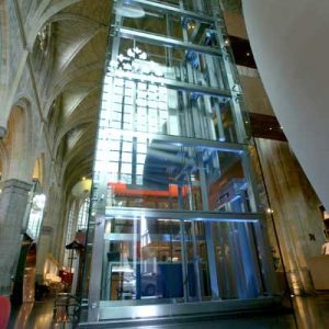 glazen panorama liftschacht in het Kruisherenhotel, een monumentaal klooster.